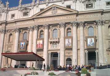 Vaticano, basilica di San Pietro. Si vede parte della facciata della basilica con appese le immagini delle persone che saranno canonizzate