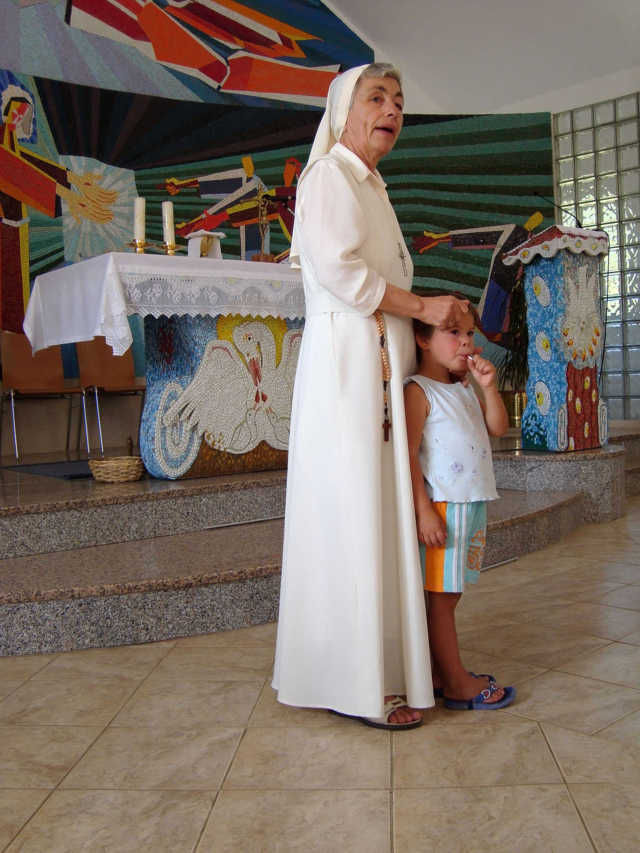 Suor Kornelija con un bambino in chiesa