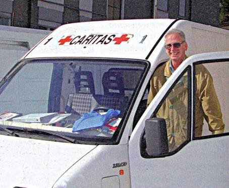 Alberto Bonifacio alla guida del suo furgone Caritas